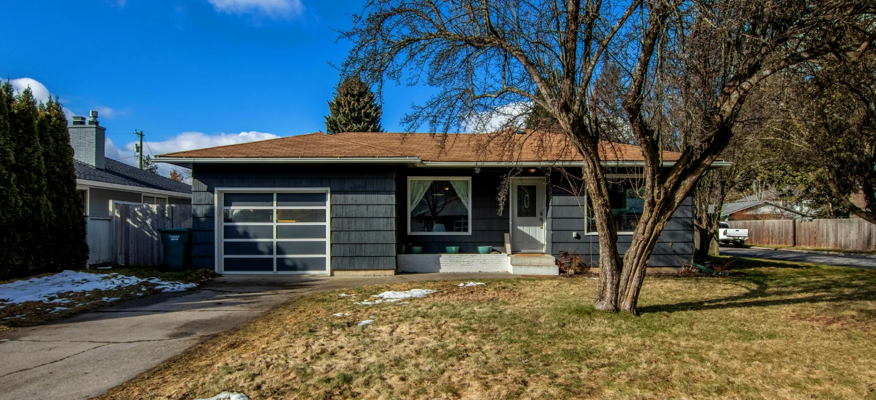 Snowy Yard House Photo